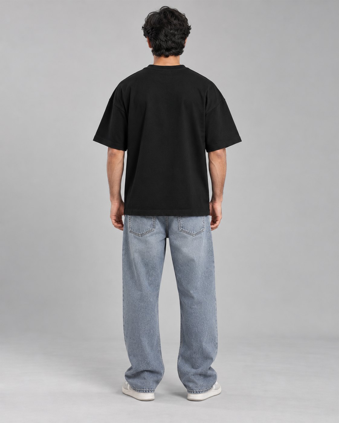 Men wearing a black oversized T-shirt, back view